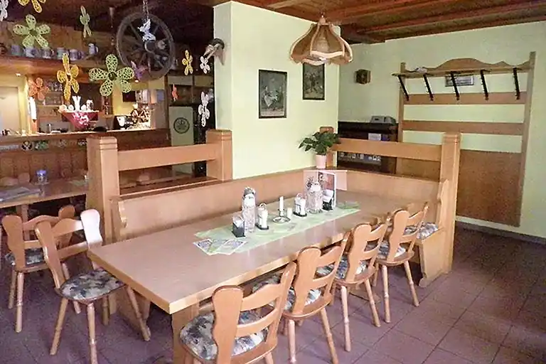 Großer Tisch in der Gasstube
